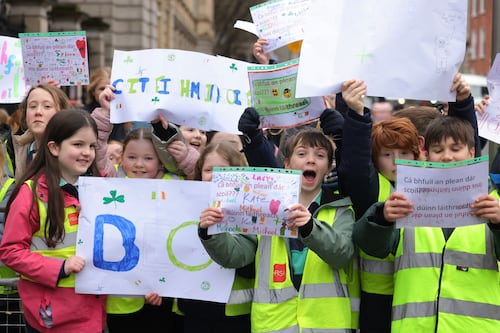 Protest urging new Dublin city Gaelcholáiste draws 100 young pupils 